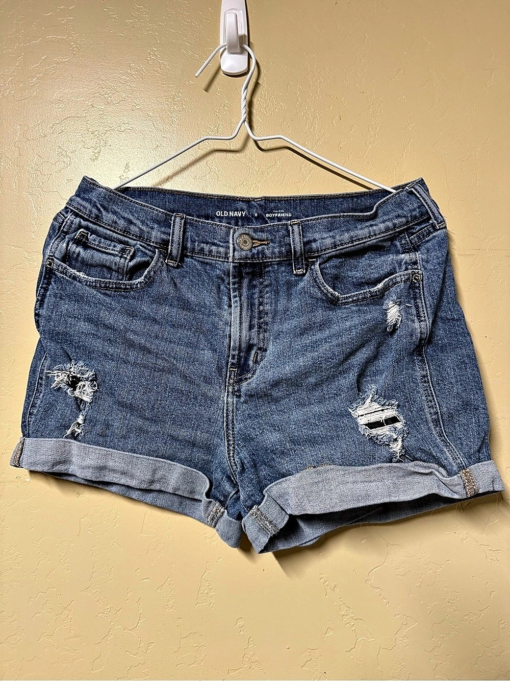Old Navy Mid-Rise Boyfriend Jean Shorts Distressed Denim Jean Shorts in Blue
